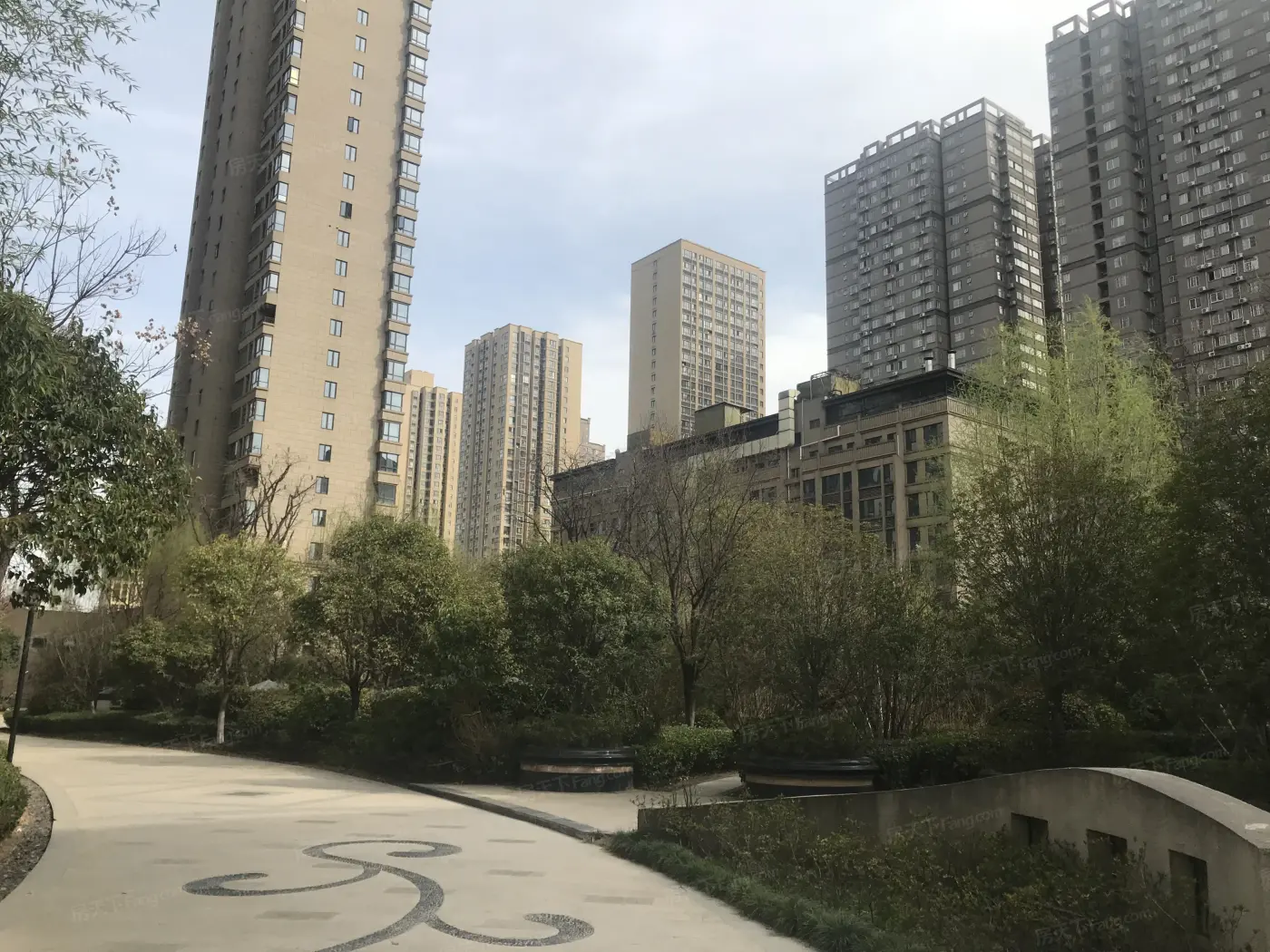 玛雅速递 绿地海珀紫庭 大平层 豪装 全新 省委隔壁 证在手 急售