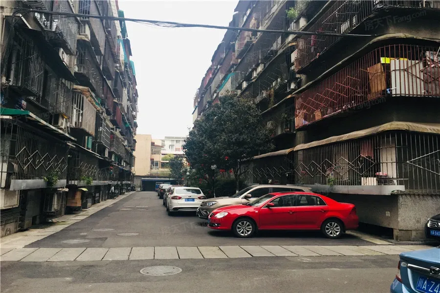 油建新区3室2厅1卫南朝向2300.00元/月出租