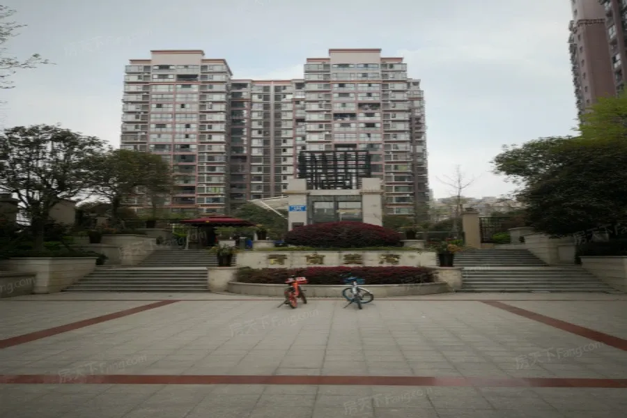 青南美湾4室2厅2卫东西南北朝向1800.00元/月出租