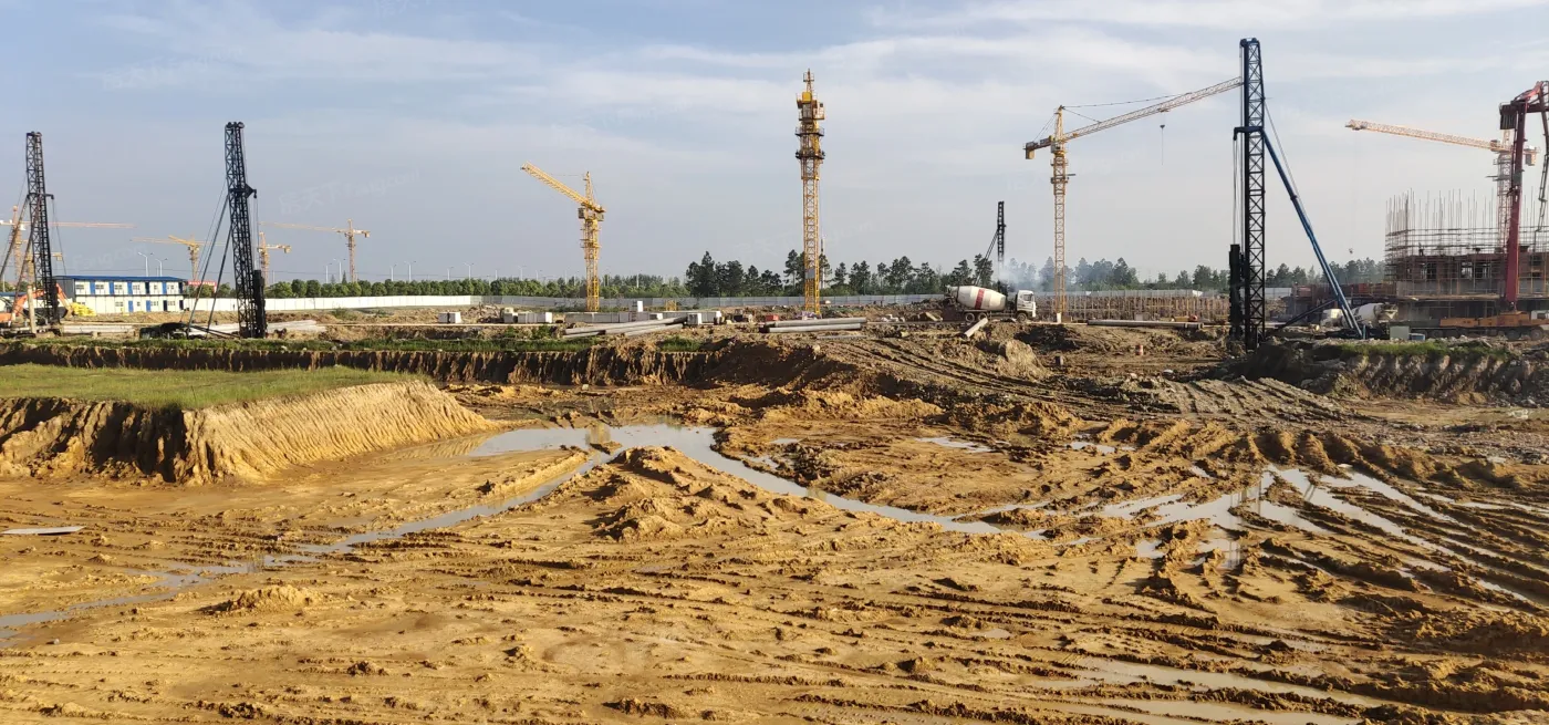 华勤湖畔花园4室2厅2卫南北朝向1500.00元/月出租