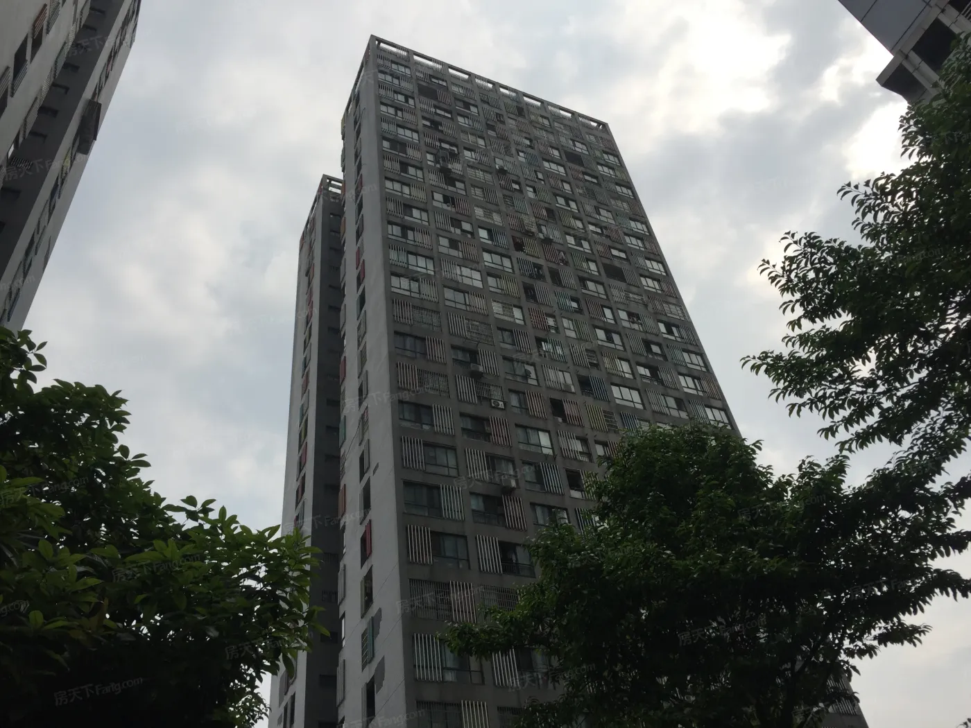 长大彩虹都3室2厅1卫南朝向2300.00元/月出租