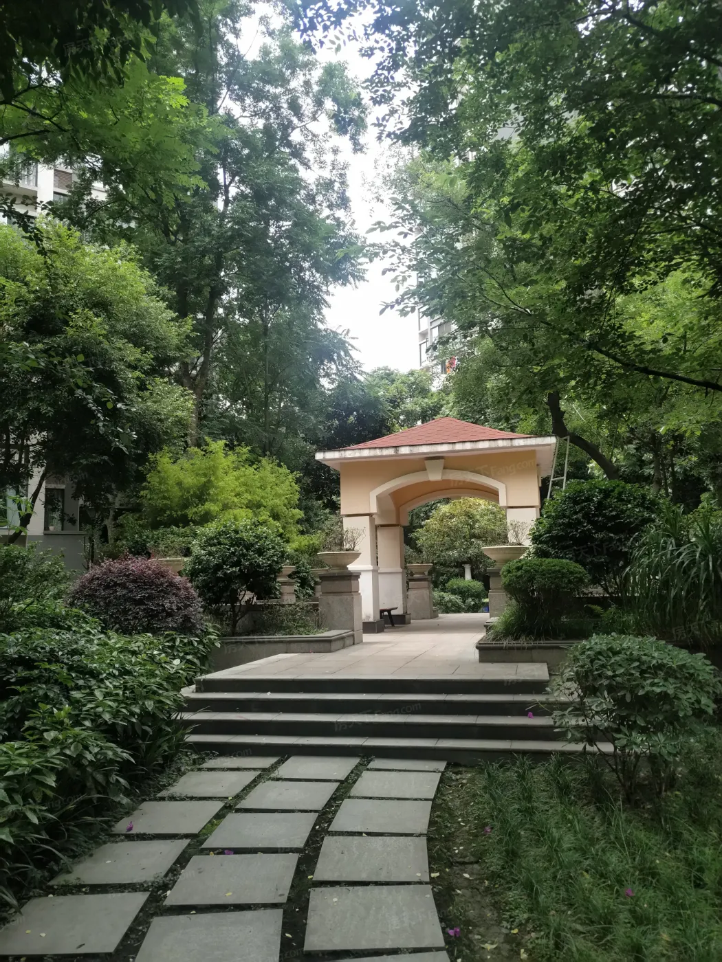 贵通御苑金枫阁3室1厅1卫南朝向2300.00元/月出租