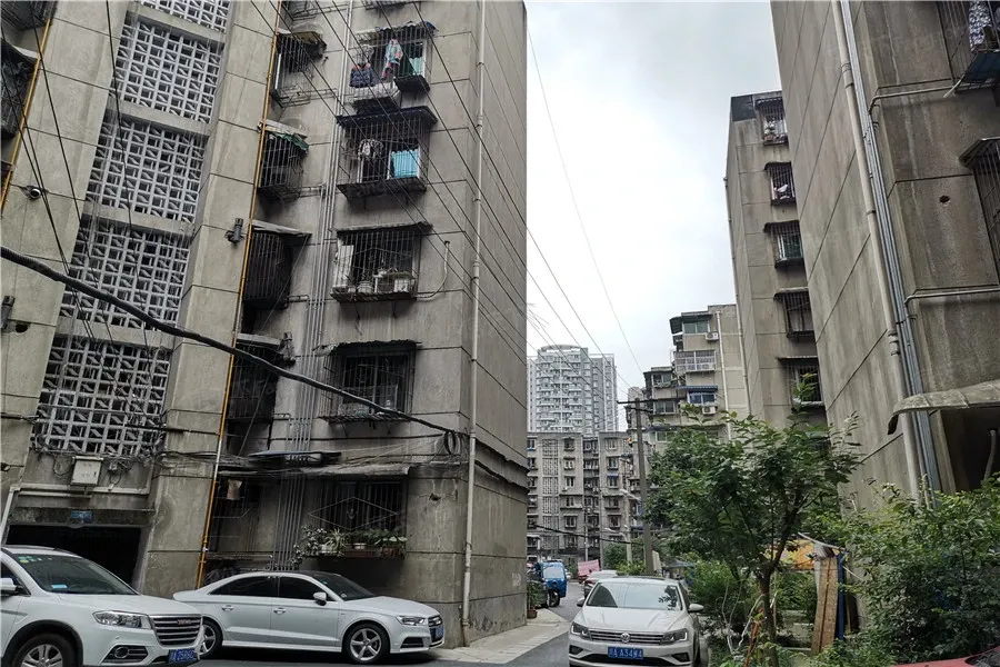 长天路12号院2室1厅1卫南朝向2300.00元/月出租