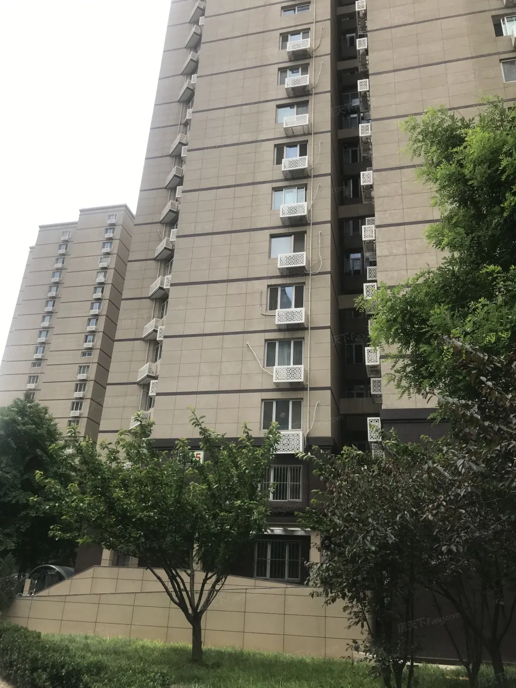 新风街1号院3室1厅2卫西南朝向18000.00元/月出租