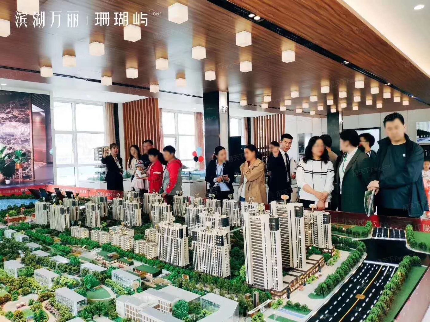 实景图:客户看沙盘