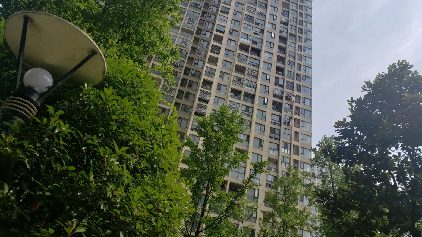 宝业东城广场3室2厅1卫南北朝向2800.00元/月出租