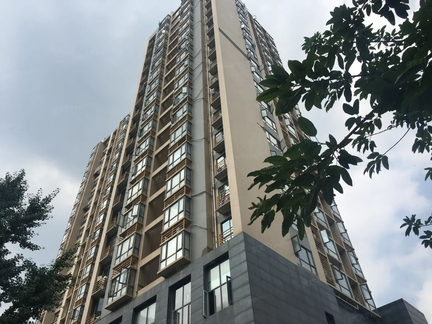 榜样1室1厅1卫西朝向2100.00元/月出租