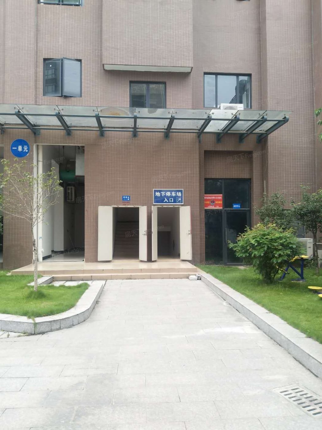 中央豪庭3室2厅1卫南朝向2800.00元/月出租