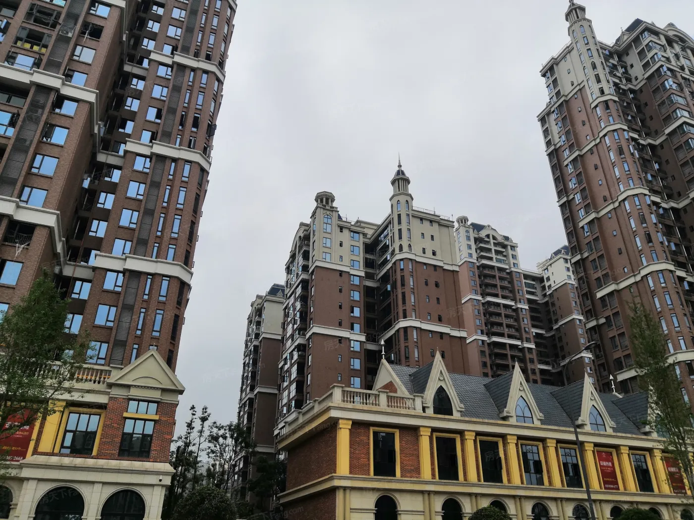 华汇天地3室2厅2卫南朝向3500.00元/月出租