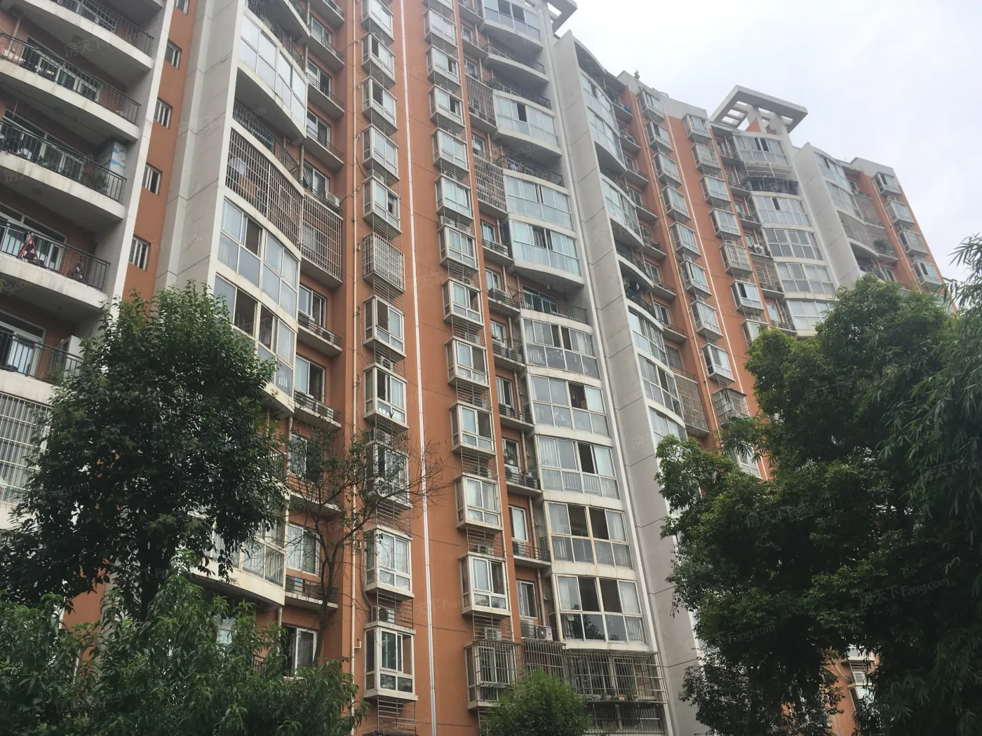 华西花园一期3室2厅2卫东朝向2500.00元/月出租