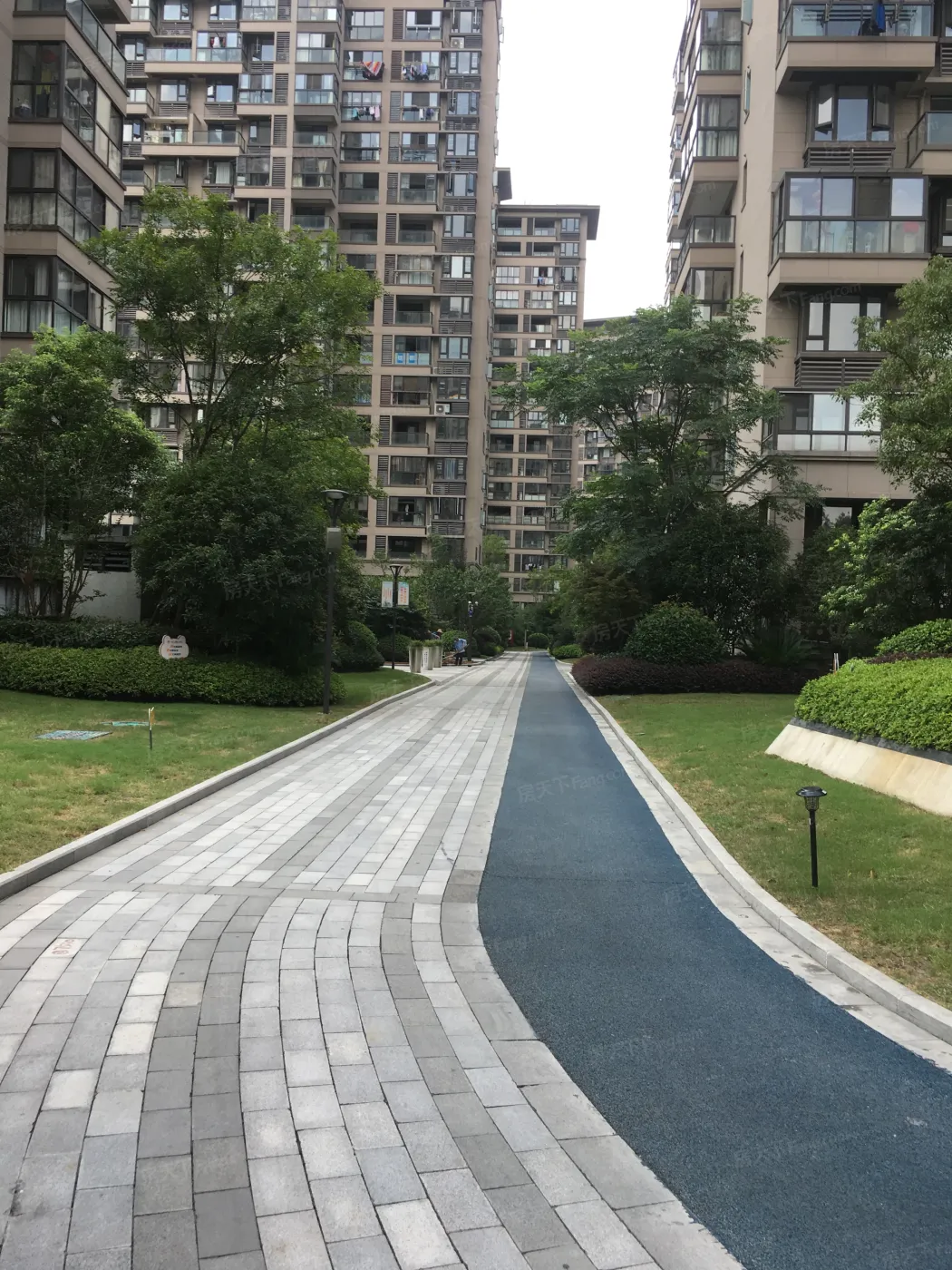 金地天御3室2厅1卫南北朝向2700.00元/月出租