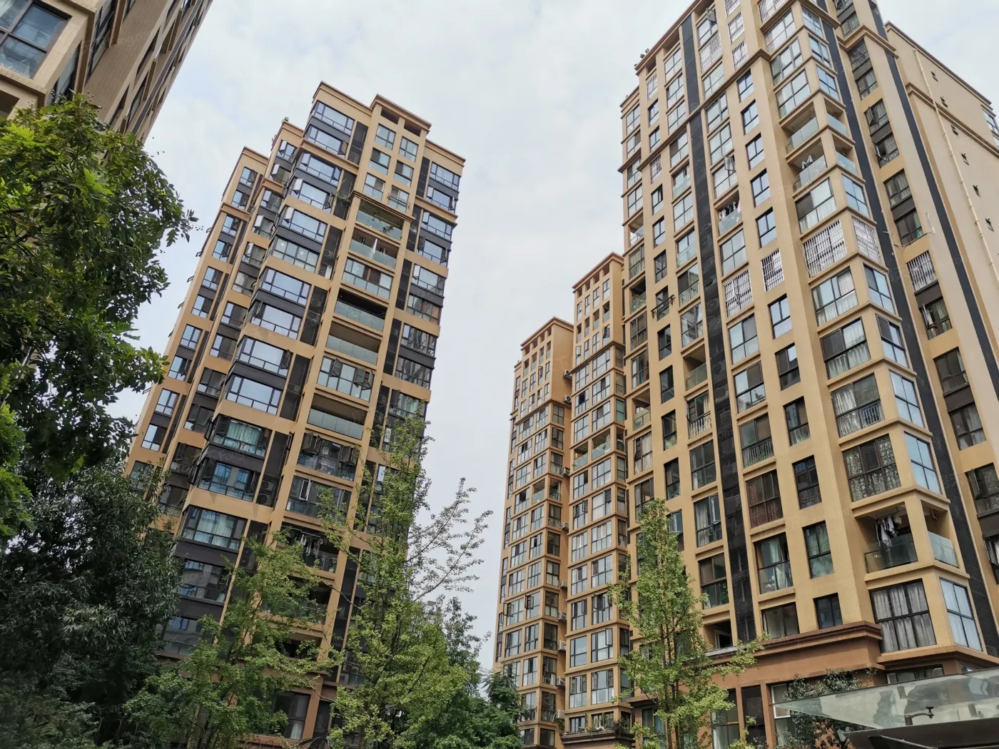 西城锦绣2室2厅1卫东朝向2700.00元/月出租