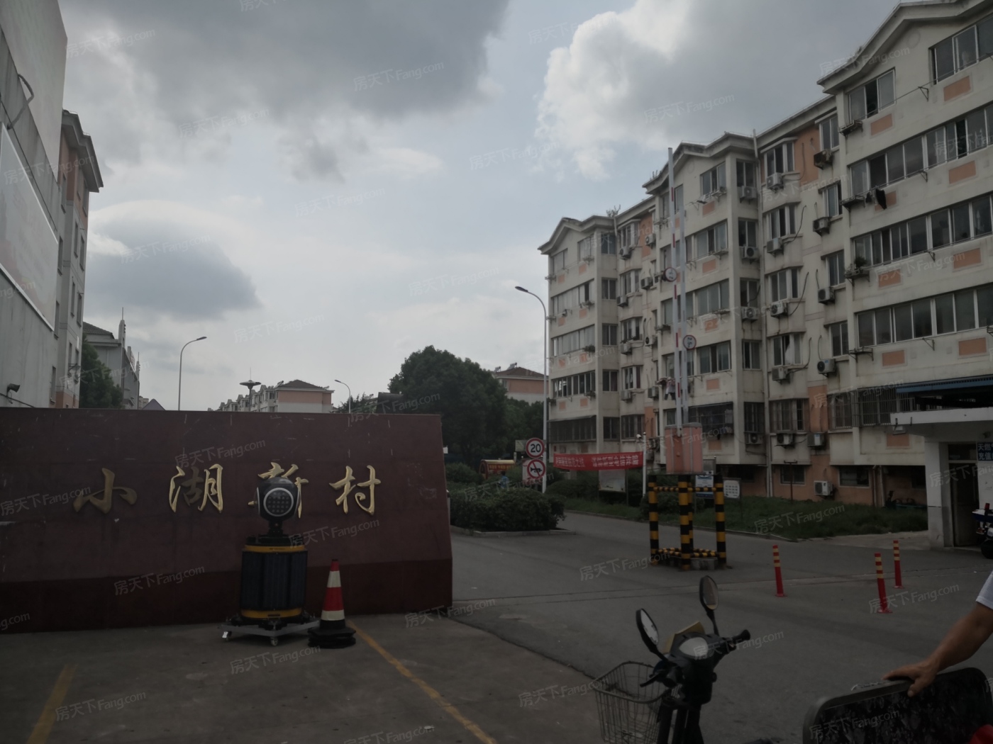 小湖新村两室两厅一卫纯毛坯 楼层好有产证 满两年 刚需过渡专享
