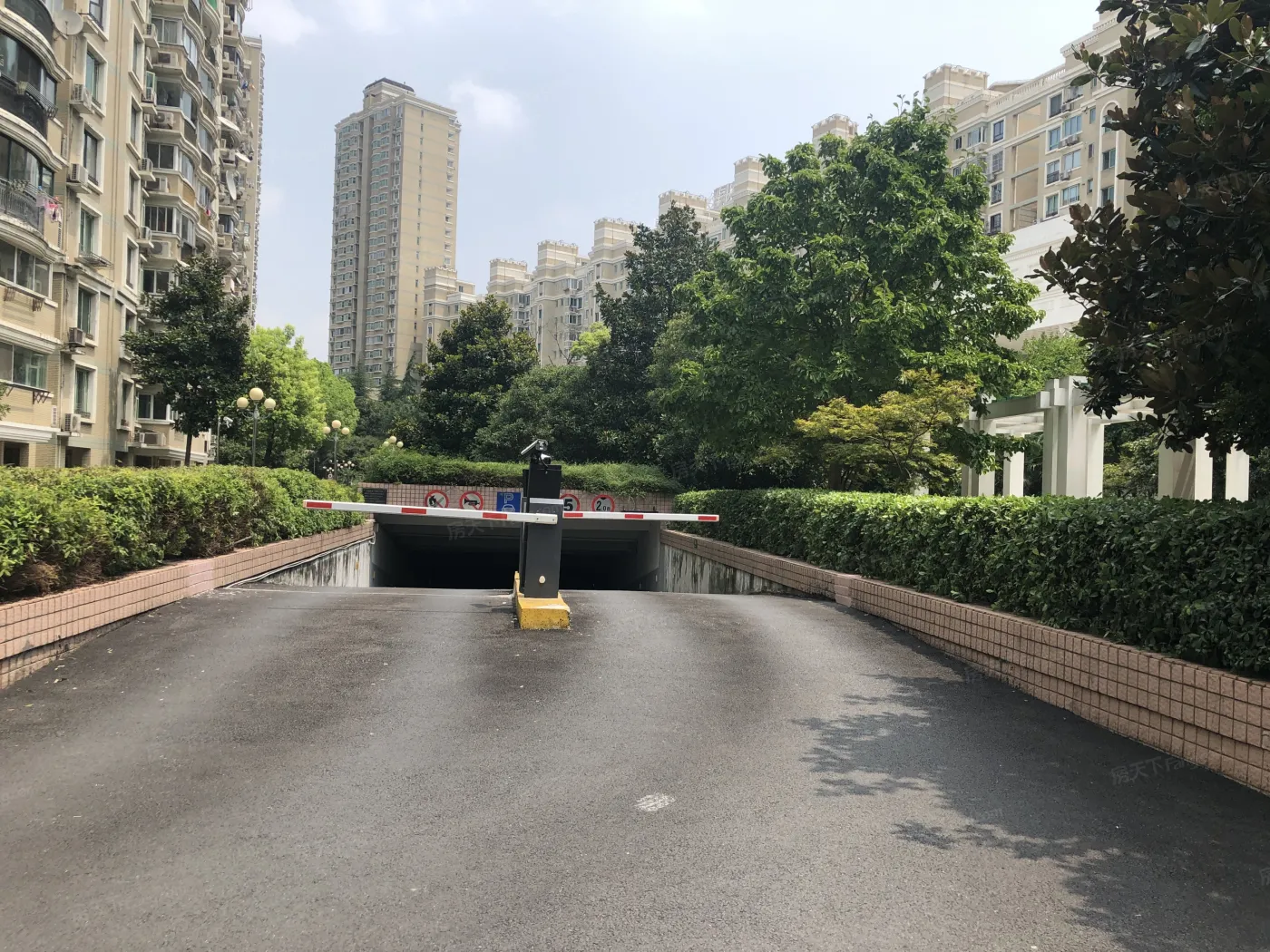 新梅广场2室2厅2卫南朝向8500.00元/月出租