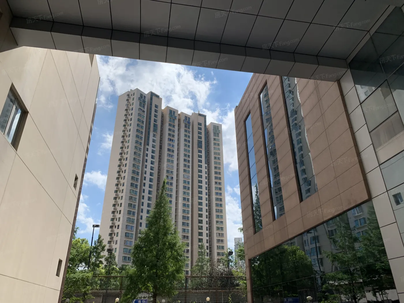 静安国际广场公寓2室2厅1卫东西南北朝向16000.00元/月出租