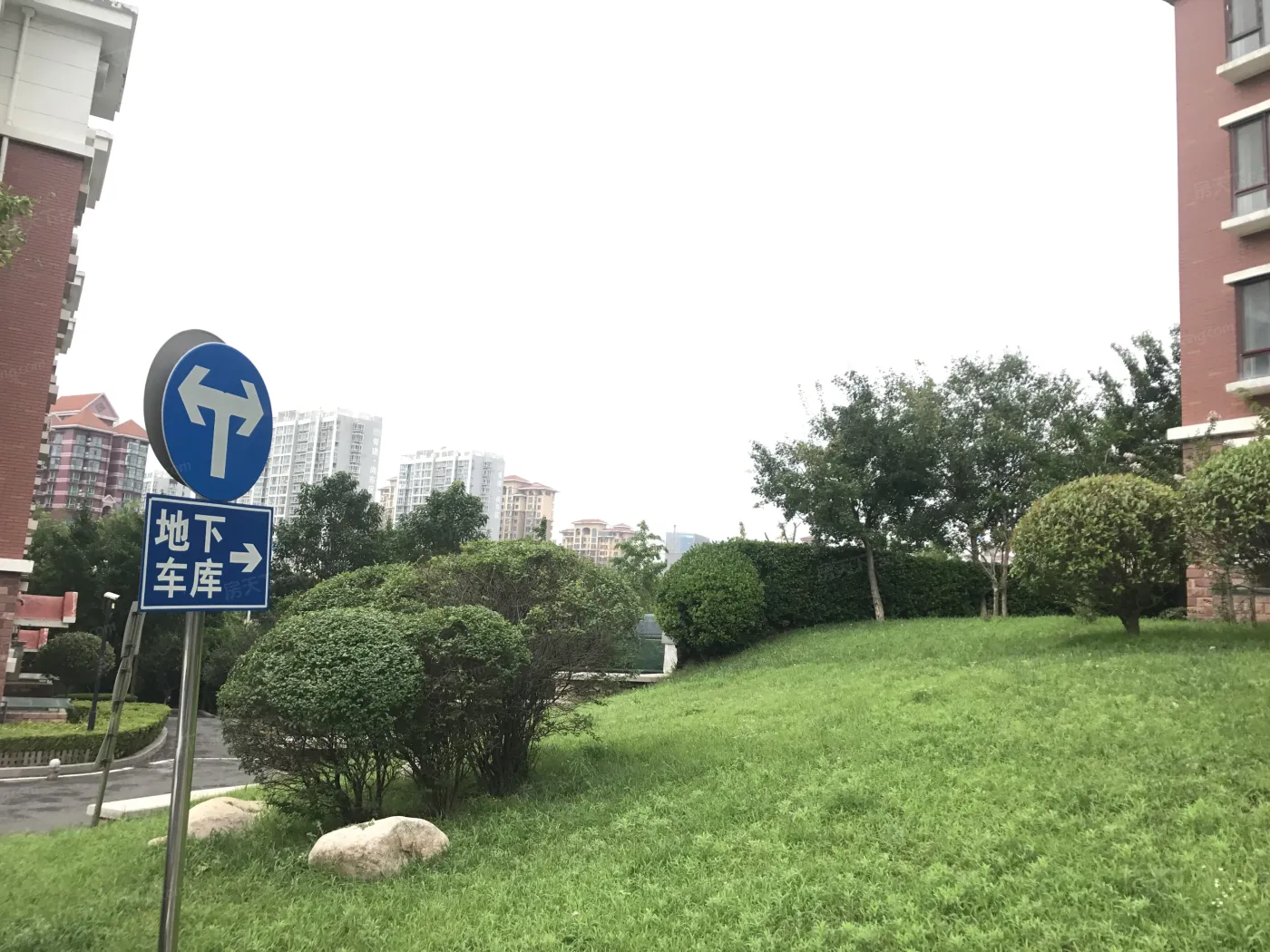 鸿泰雅园4室2厅2卫南朝向10500.00元/月出租