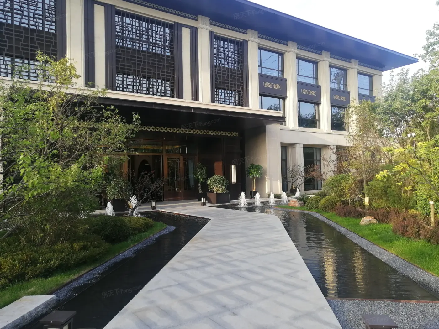 实景图:售楼处门前环境