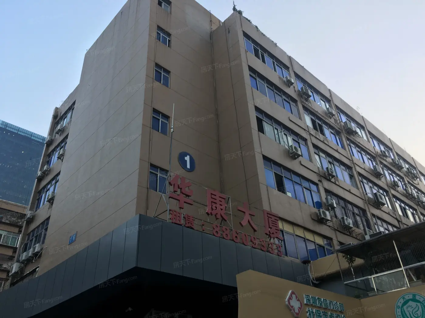 深圳的华康大院小区大门离最近的公交站和地铁站分别有多远?