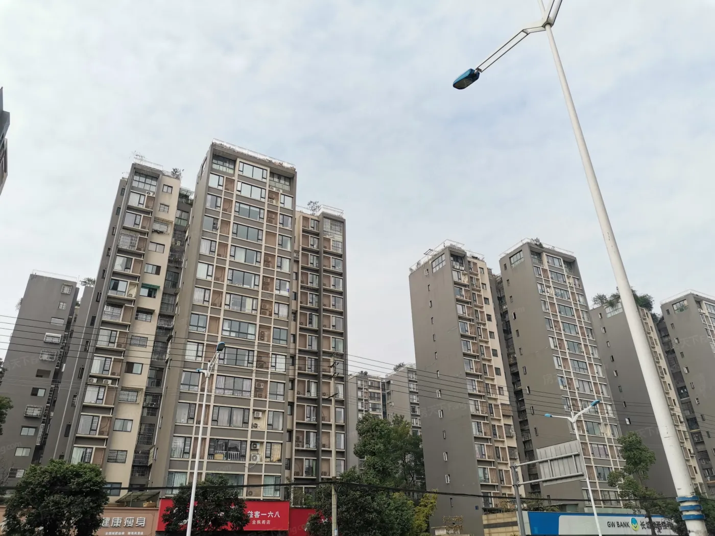 贵通御苑枫景3室1厅1卫东南朝向2000.00元/月出租