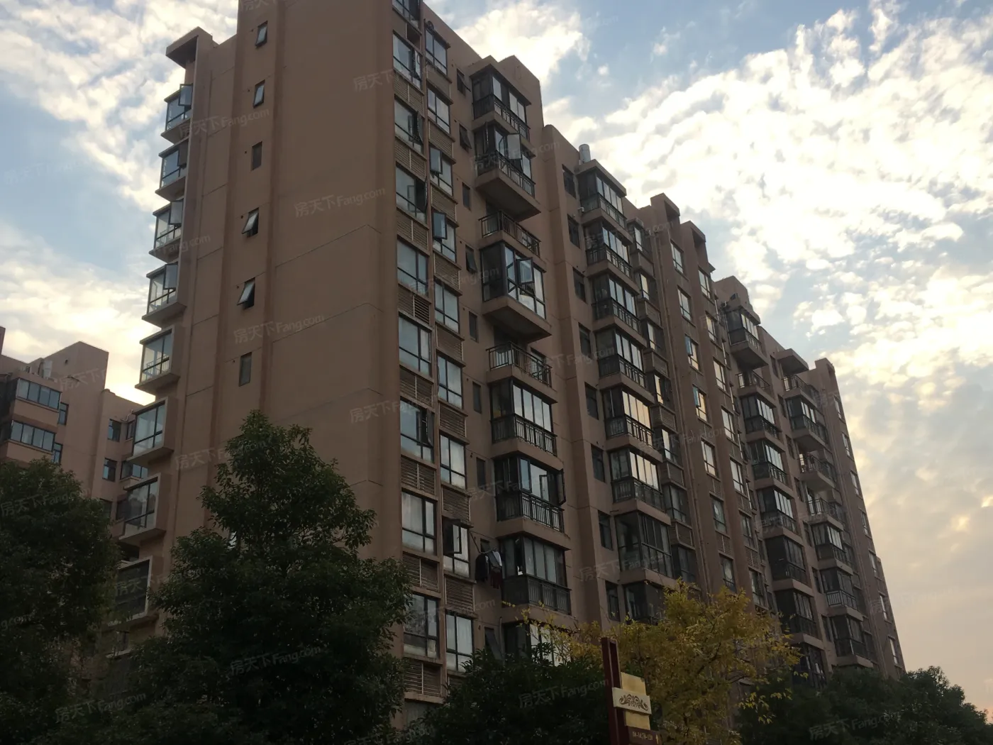 联泰景岗佳园3室2厅2卫南北朝向2400.00元/月出租