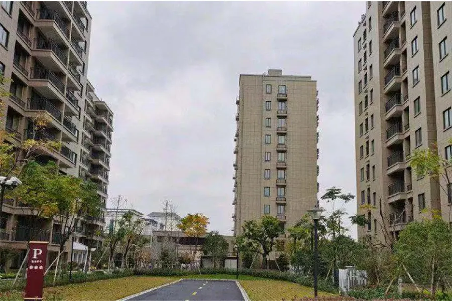 明山华府3室2厅1卫南朝向2300.00元/月出租