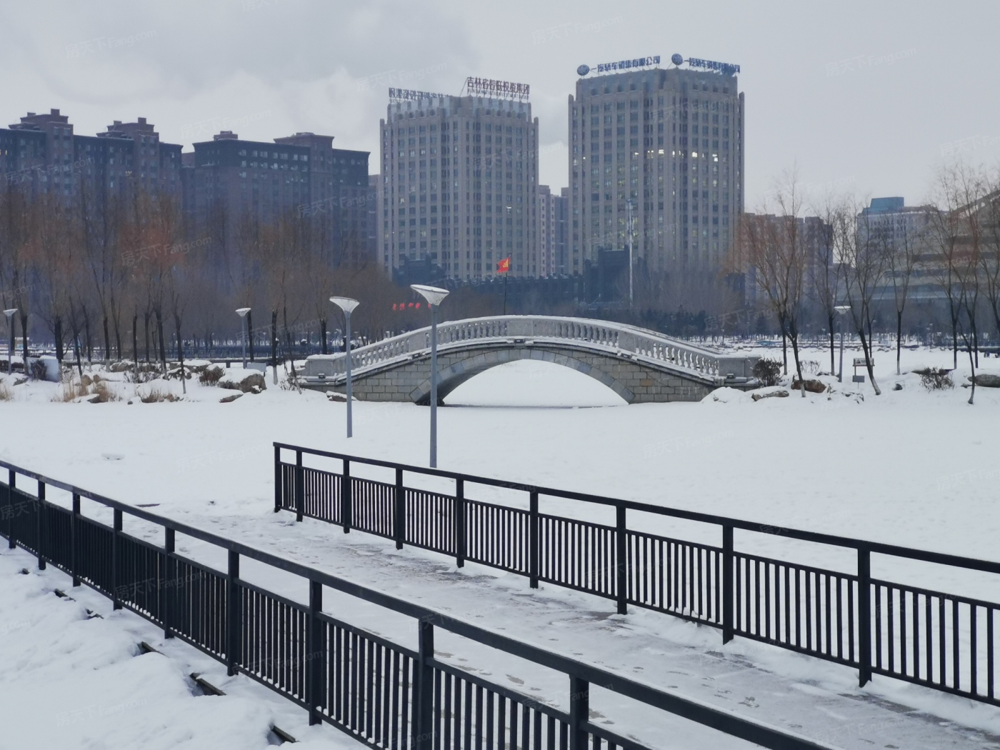 实景图:售楼处公园小桥雪景