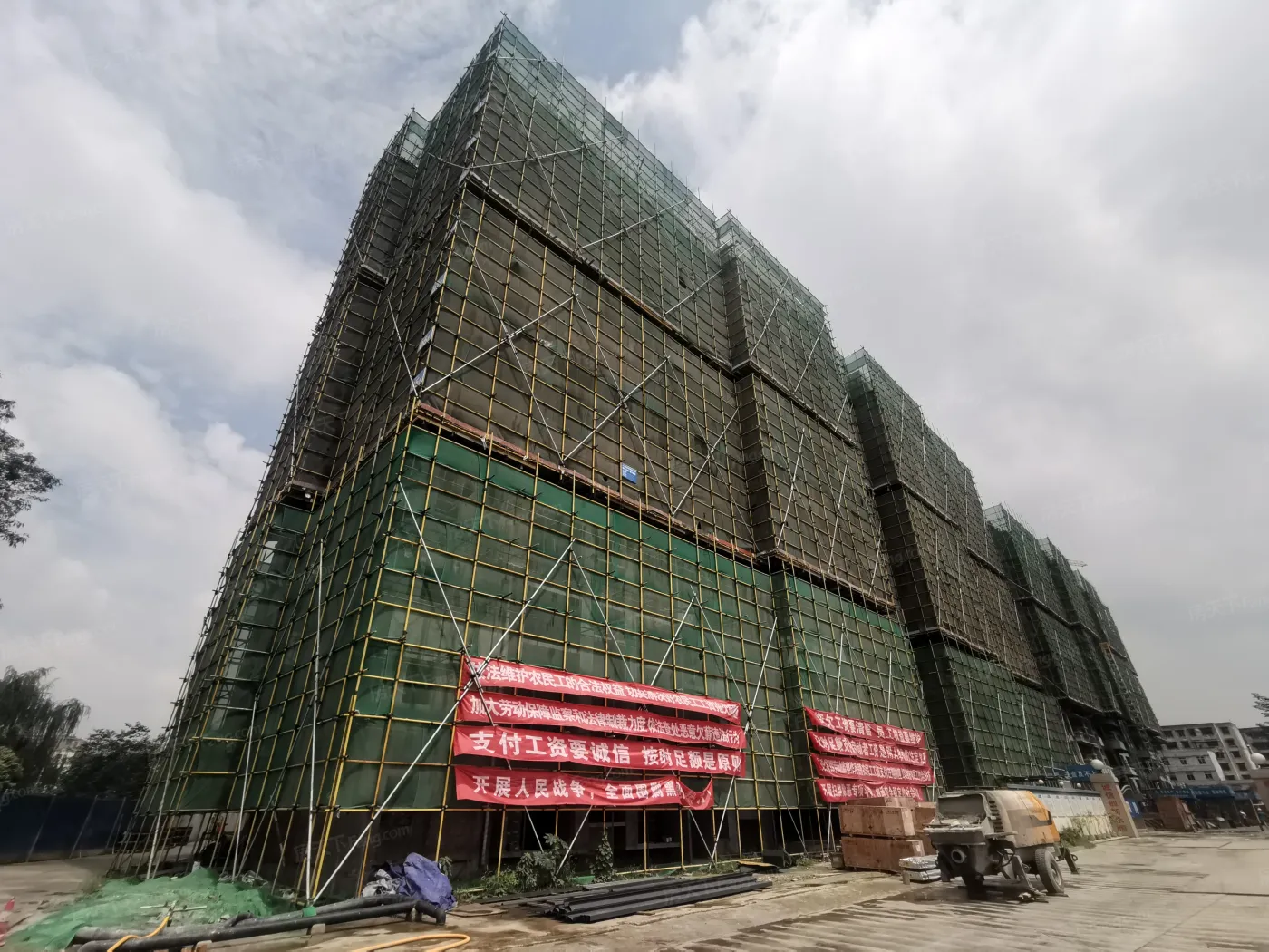 富国上邦4室1厅2卫东南朝向8300.00元/月出租