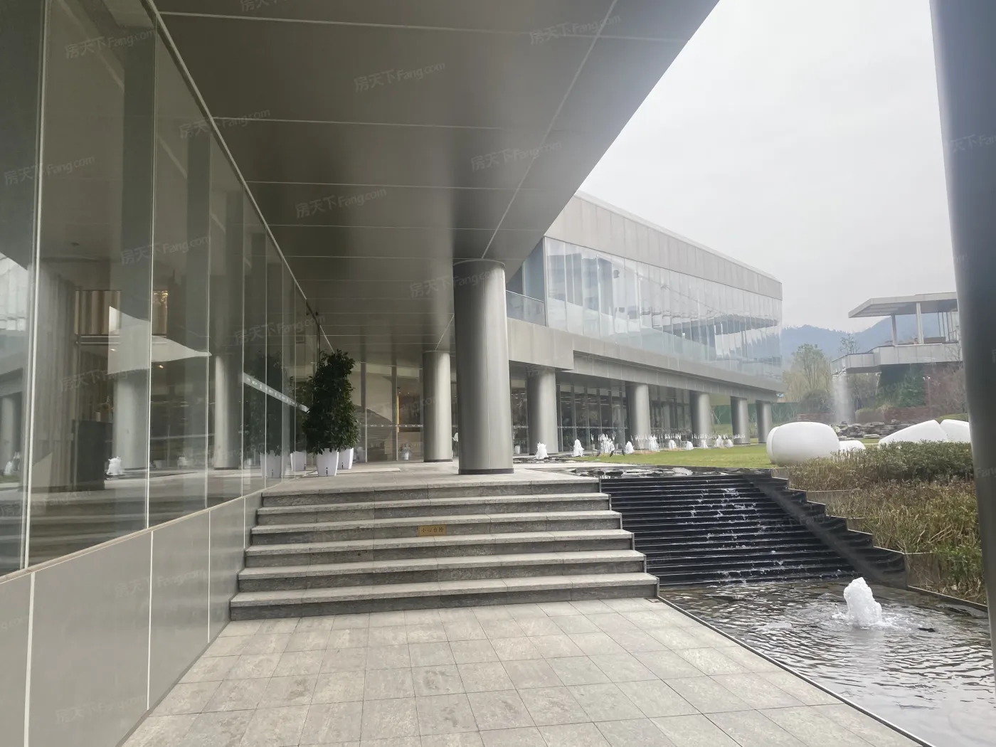 绿地麓湖郡3室2厅2卫南北朝向3900.00元/月出租