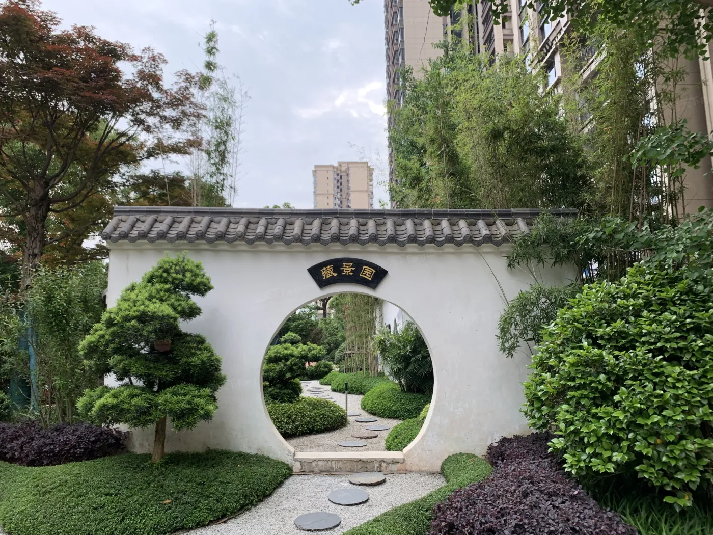 恒大悦珑台4室2厅2卫南北朝向2400.00元/月出租