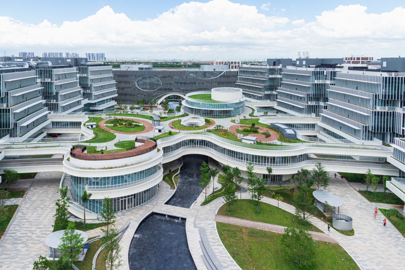 :距离项目2公里的香港科技大学广州校区
