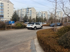 距离公交站点500米。距离海边1000米左右。