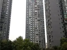 3号线轻轨站旁的精装修大一室 带家具家电拎包入住