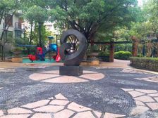 客厅大面宽,楼层好,光照充足,半落地玻璃窗景色怡人