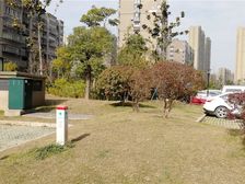 公园南苑毛坯两房,边户小区前排,带地面南车库。