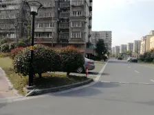 地面朝南车库30几平 房屋是边户大三居室