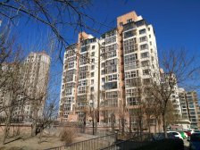 顶楼带阁楼,楼上楼下一样大,精装修,适合三代人居住