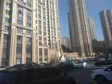 楼龄新,有电梯,近地铁和市场,低楼层但采光好