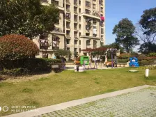 新上东边套大三房,采光不影响,北边临河,三房朝南,靠近公园