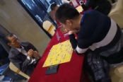 象棋公开赛选手对弈现场图