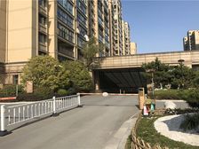 万濠世家,小区密度低,采光好,南北向,底楼出行方便