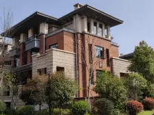 叠别墅,送车库.阁楼和北边小花园。新洪城大市场旁