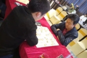 象棋公开赛选手对弈现场图