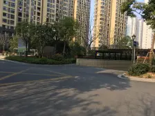 近商圈,小区中心位置,主卧朝南,精装修,客厅带阳台