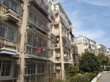 交通便利,一梯两户,主卧朝南,得房率高,南北通透,房型正气,顶楼房,精装修