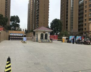 冠徽苑精装修小区前排带车位看房方便