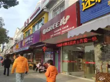 金地名悦电梯洋房,四室二厅全新毛坯,看房方便中间楼层诚心出售