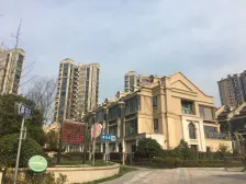 近地铁、沿湖而居、生活配套齐全、小区花园位置