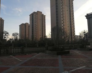 此房手续齐全,格局好,采光好,无遮挡,出行方便