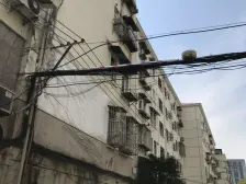 此房满五,近地铁,低楼层朝南有天井,配套全,采光好