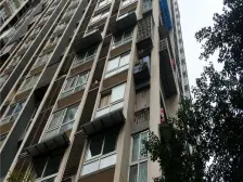 正规两室,轻轨近在咫尺,出入方便,诚售